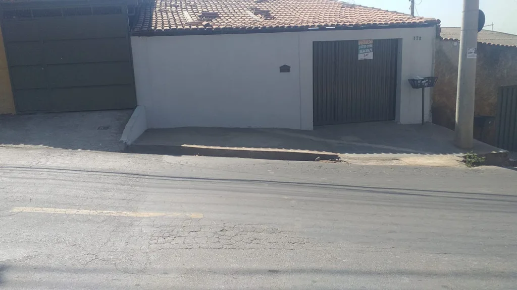Casa à venda, por R$380.000,00, no Bairro São Benedito Via Colégio - Santa Luzia /MG