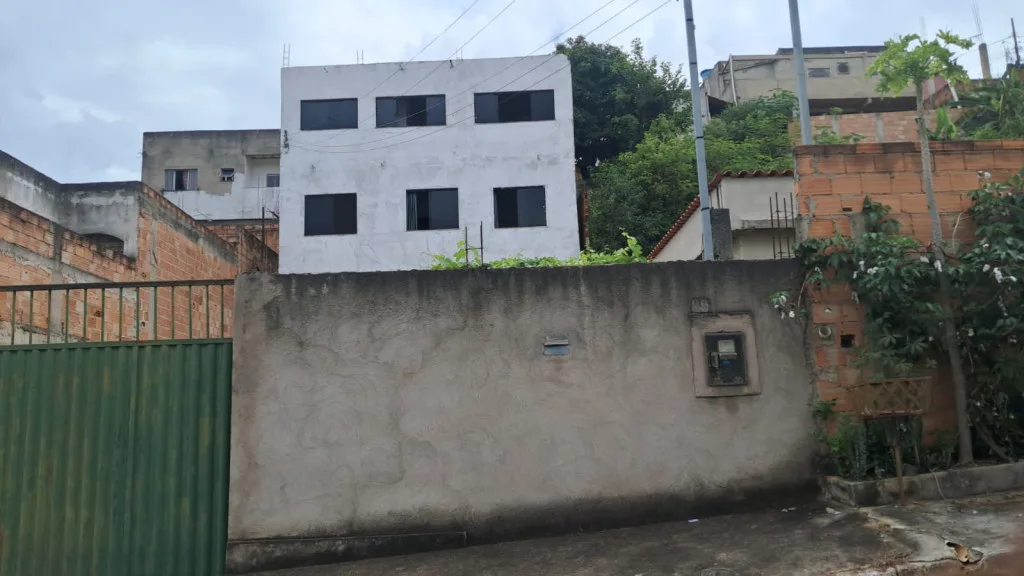 Casa Espaçosa com 4 quartos e 10 Vagas no bairro Monte Carlo, Santa Luzia -MG